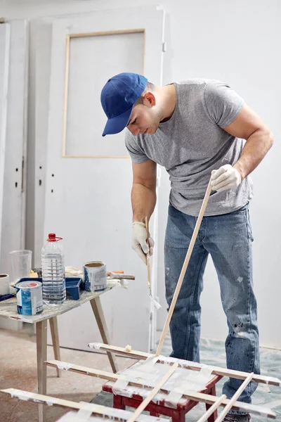 Homem Adulto Jovem Trabalhando Uma Renovação Orçamento Diy Seu Novo — Fotografia de Stock