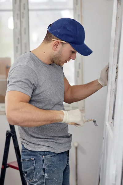 Homem Adulto Jovem Trabalhando Uma Renovação Orçamento Diy Seu Novo — Fotografia de Stock