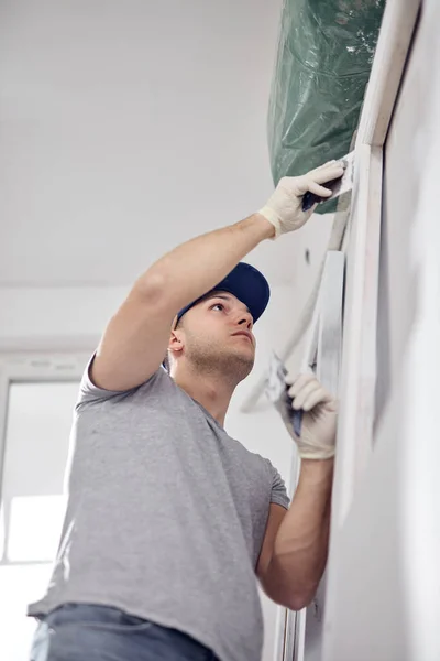 Genç Yetişkin Bir Adam Yeni Evinin Diy Bütçe Tadilatı Üzerinde — Stok fotoğraf