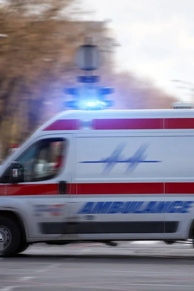 Ambulancebroeder 911 Ambulance Auto Loopt Snel Door Grote Stad — Stockfoto