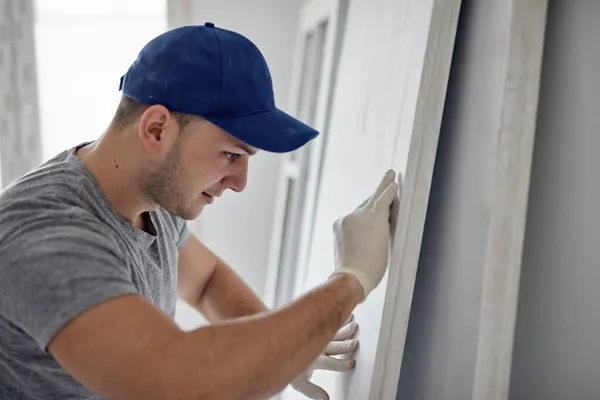 Junger Erwachsener Mann Bei Der Renovierung Seiner Neuen Wohnung — Stockfoto