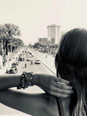 Endişeli kadın Endonezya 'nın Jacarta şehrinin manzarasına bakıyor..