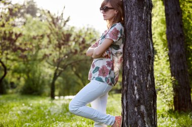 Parktaki kadın üzgün ve uyuşuk hissediyor.