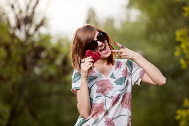 Parktaki kadın romantik hissediyor..