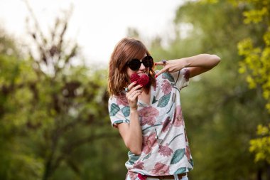 Parktaki kadın romantik hissediyor..