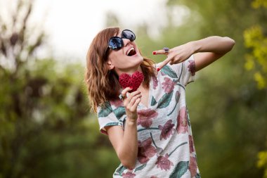 Parktaki kadın romantik hissediyor..