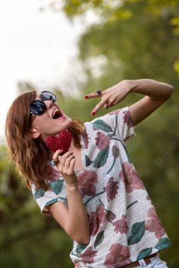 Parktaki kadın romantik hissediyor..