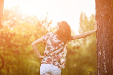 Parktaki kadın kendini mutlu ve güçlü hissediyor..