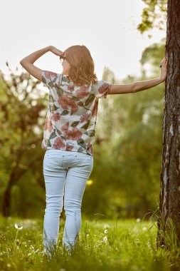 Parktaki kadın kendini mutlu ve güçlü hissediyor..