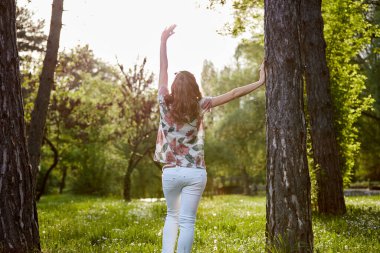 Parktaki kadın kendini mutlu ve güçlü hissediyor..