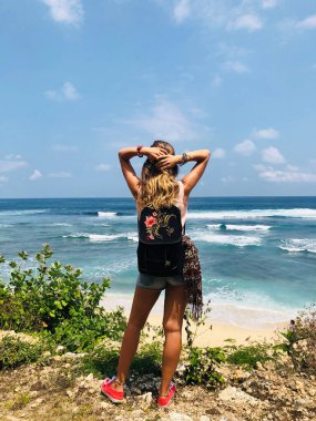 Tropik sahil manzarasından hoşlanan kadın.