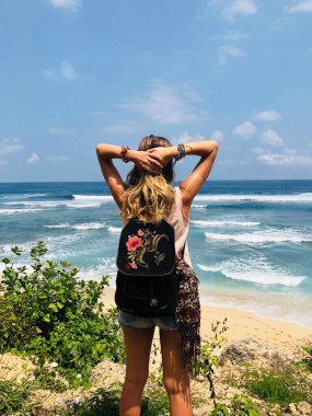 Tropik sahil manzarasından hoşlanan kadın.
