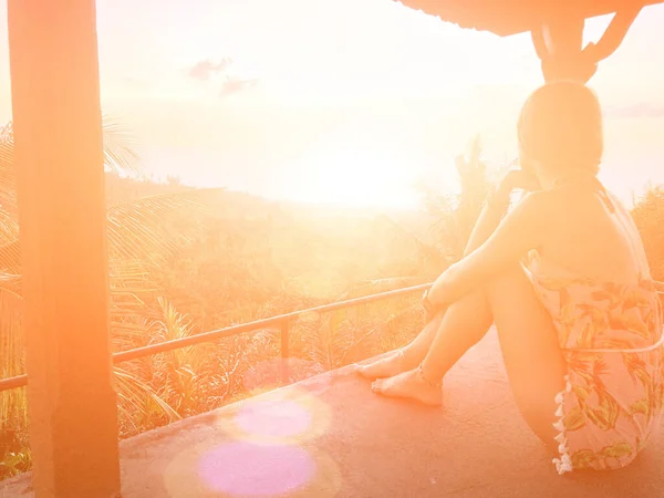 Mulher Desfrutando Vista Panorâmica Paisagem Uma Floresta Tropical Bali Indonésia — Fotografia de Stock