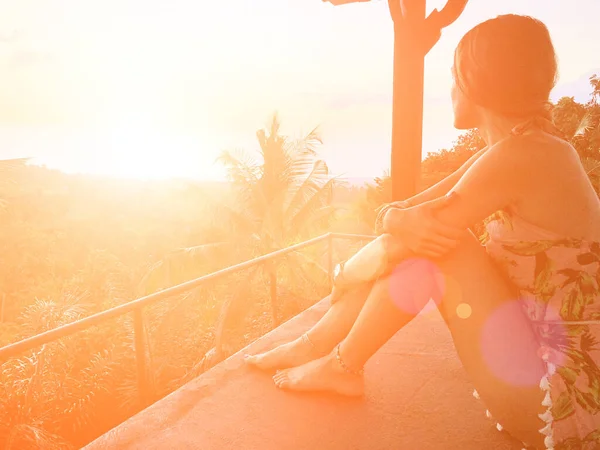 Mujer Disfrutando Una Vista Panorámica Del Paisaje Una Selva Tropical — Foto de Stock