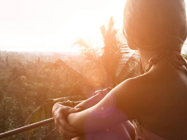 Mujer Disfrutando Una Vista Panorámica Del Paisaje Una Selva Tropical — Foto de Stock