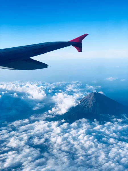 Blick Durch Ein Passagierflugzeugfenster Auf Eine Wunderschöne Landschaft — Stockfoto