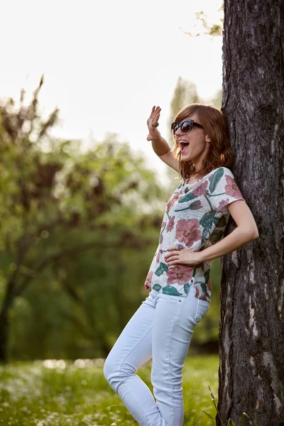 Donna Parco All Aperto Sentirsi Felice Potente — Foto Stock