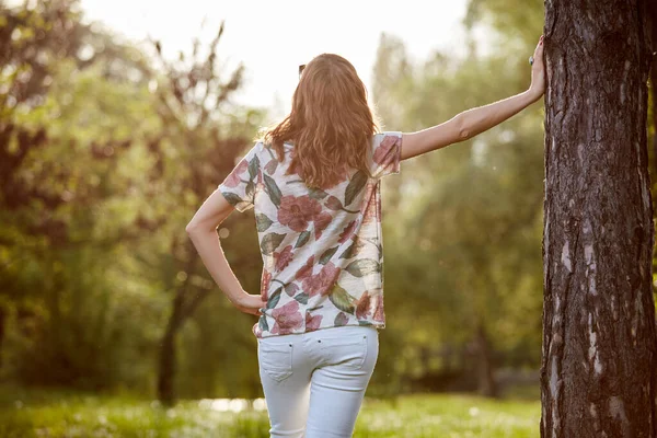 Parktaki kadın kendini mutlu ve güçlü hissediyor..