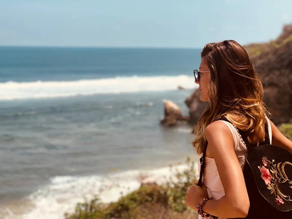 Mujer Disfrutando Vista Playa Tropical — Foto de Stock