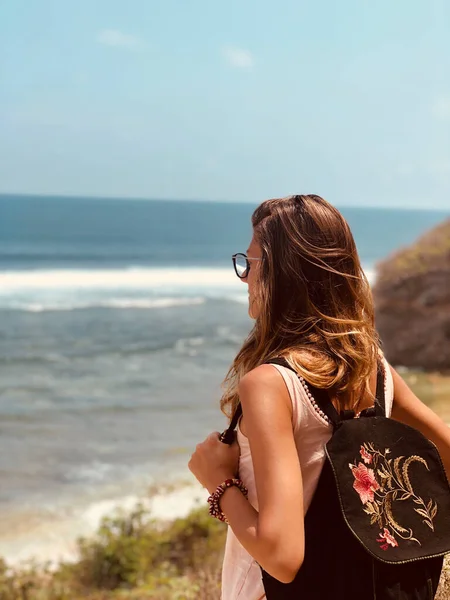 Mujer Disfrutando Vista Playa Tropical — Foto de Stock