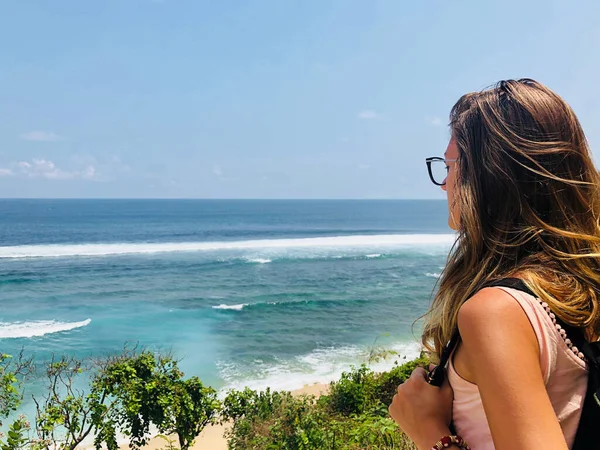 Mujer Disfrutando Vista Playa Tropical —  Fotos de Stock
