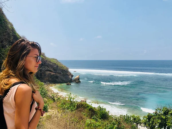 Mujer Disfrutando Vista Playa Tropical — Foto de Stock