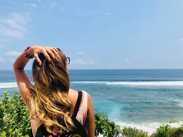 Mujer Disfrutando Vista Playa Tropical —  Fotos de Stock