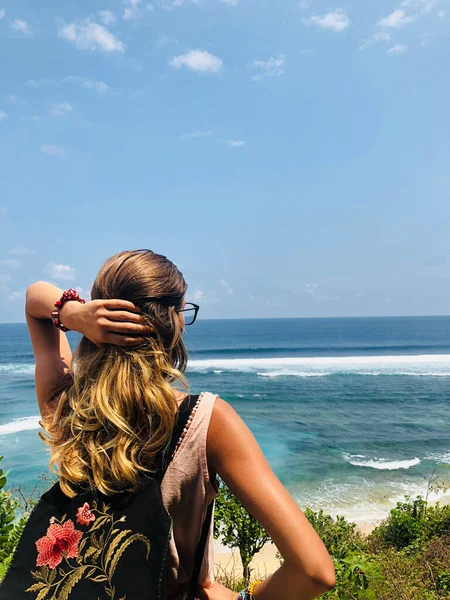 Mujer Disfrutando Vista Playa Tropical —  Fotos de Stock