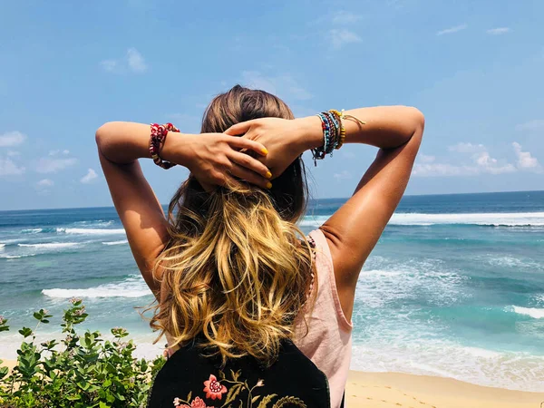 Mujer Disfrutando Vista Playa Tropical — Foto de Stock