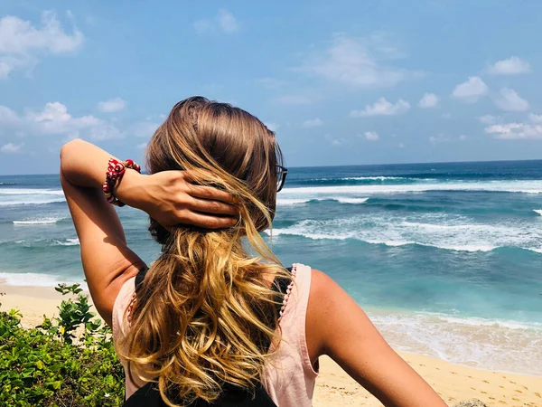 Mujer Disfrutando Vista Playa Tropical —  Fotos de Stock