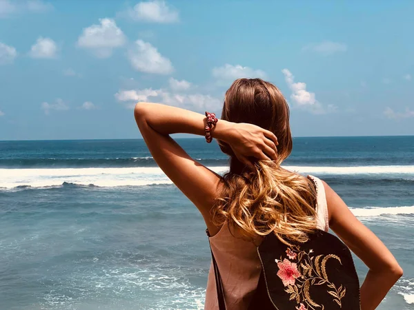 Tropik sahil manzarasından hoşlanan kadın.