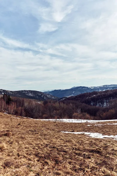 Vista Desde Cima Una Montaña Con Nieve Colinas Lejanas — Foto de Stock