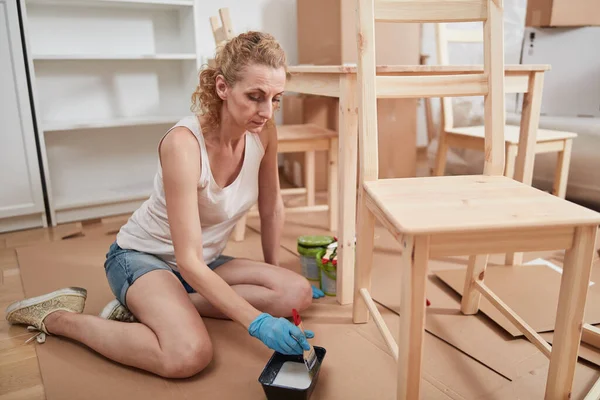 Mujer Pintando Montando Muebles Apartamento Nuevo Mudándose Siendo Trabajadora — Foto de Stock