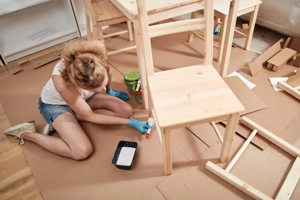 Vrouw Schilderen Monteren Meubels Een Nieuw Appartement Verhuizen Zijn Hardwerkende — Stockfoto