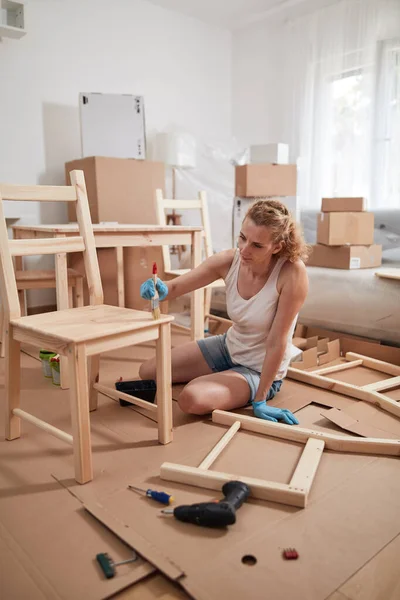 Mujer Pintando Montando Muebles Apartamento Nuevo Mudándose Siendo Trabajadora — Foto de Stock