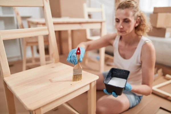 Vrouw Schilderen Monteren Meubels Een Nieuw Appartement Verhuizen Zijn Hardwerkende — Stockfoto