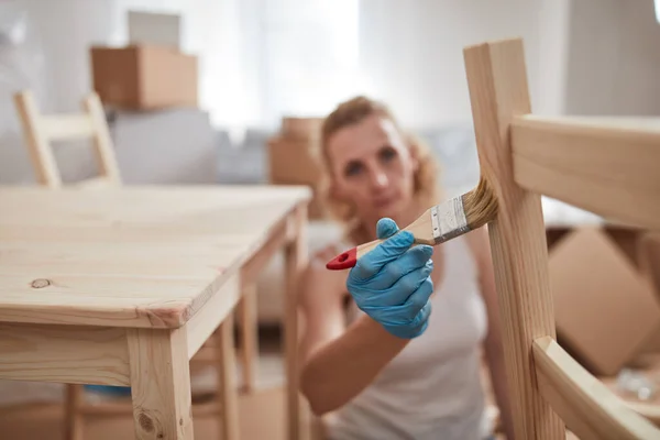 Mujer Pintando Montando Muebles Apartamento Nuevo Mudándose Siendo Trabajadora — Foto de Stock