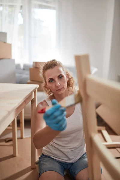 Vrouw Schilderen Monteren Meubels Een Nieuw Appartement Verhuizen Zijn Hardwerkende — Stockfoto