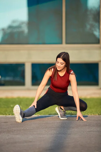 Jeune Femme Sportive Étirant Faisant Exercice Dans Parc Urbain — Photo
