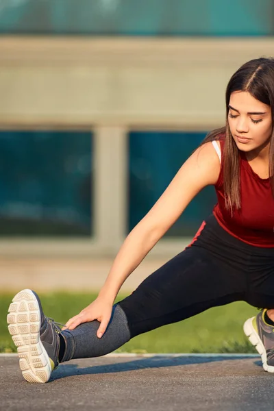 Jeune Femme Sportive Étirant Faisant Exercice Dans Parc Urbain — Photo
