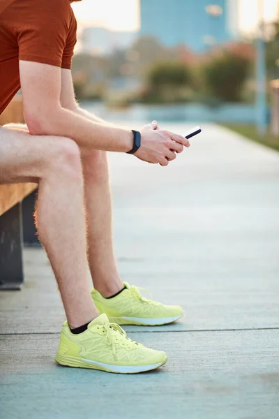 Jovem Roupas Esportivas Usando Celular Depois Exercitar Livre — Fotografia de Stock