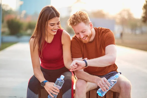 Dos Jóvenes Deportistas Haciendo Ejercicio Parque Urbano — Foto de Stock