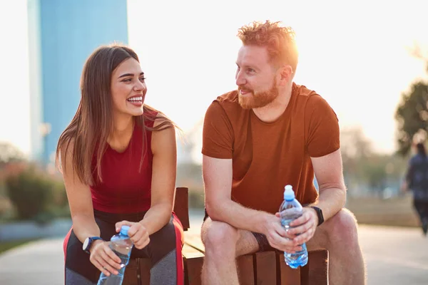 Dos Jóvenes Deportistas Haciendo Ejercicio Parque Urbano — Foto de Stock