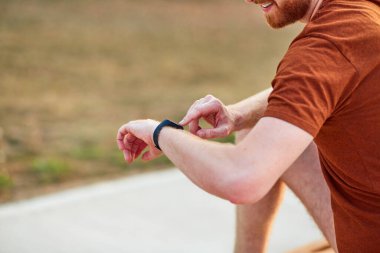 Parktaki bankta gerinen sporcu adam..