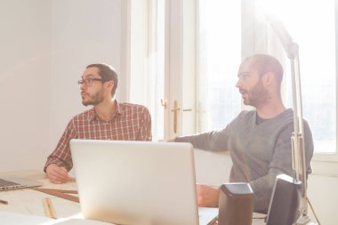 İki meslektaşım bir proje üzerinde çalışıyor..