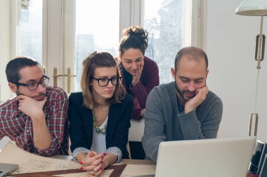 Dört meslektaşım bir proje üzerinde çalışıyor..