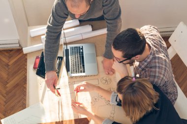 Üç meslektaşım bir proje üzerinde çalışıyor..