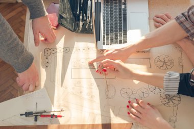 Üç meslektaşım bir proje üzerinde çalışıyor..