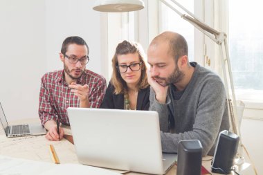 Üç meslektaşım bir proje üzerinde çalışıyor..