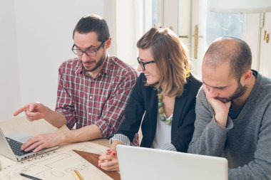 Üç meslektaşım bir proje üzerinde çalışıyor..